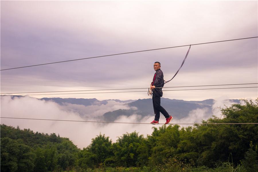 Guizhou : une balan?oire au bord de la falaise