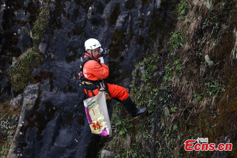 Les nettoyeurs de déchets des monts Emei