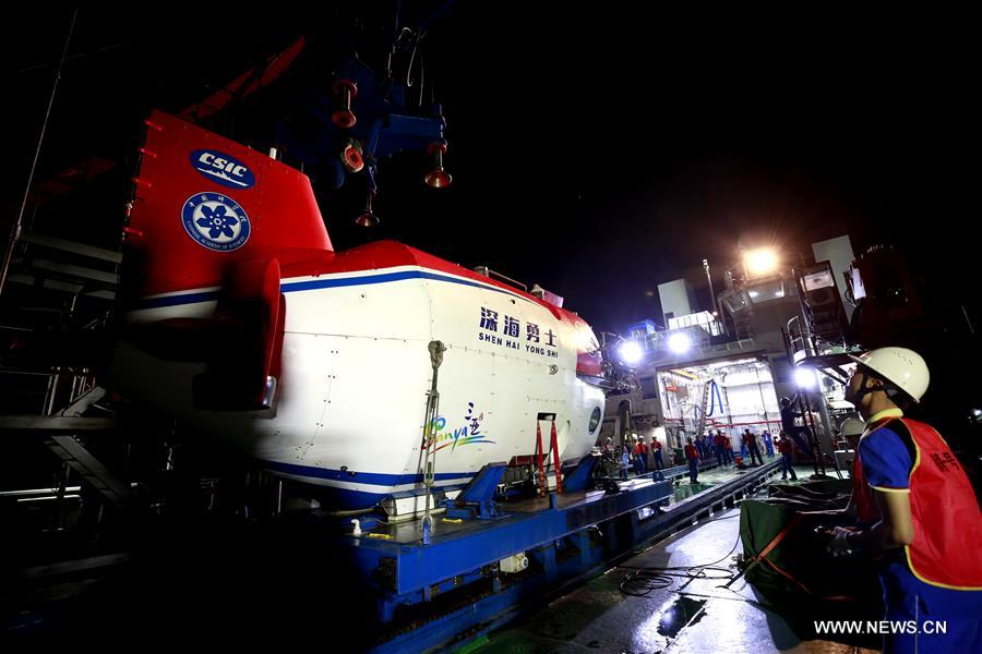 Plongée nocturne d'un submersible chinois habité en mer de Chine méridionale