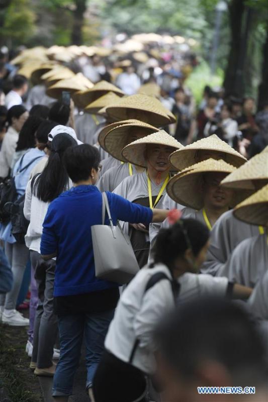 Des moines participent à la marche traditionnelle des mendiants à Hangzhou