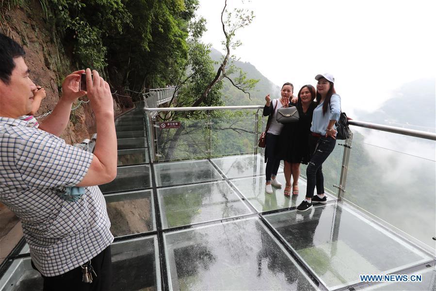 Ouverture d'un pont en verre dans l'est de la Chine