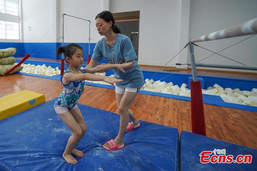 Un comté du sud-ouest de la Chine abrite les futurs champions de la gymnastique