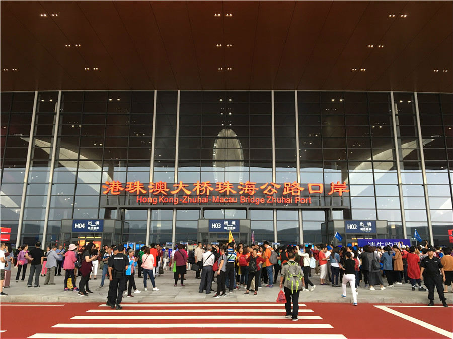 Le pont Hong Kong-Zhuhai-Macao officiellement ouvert à la circulation