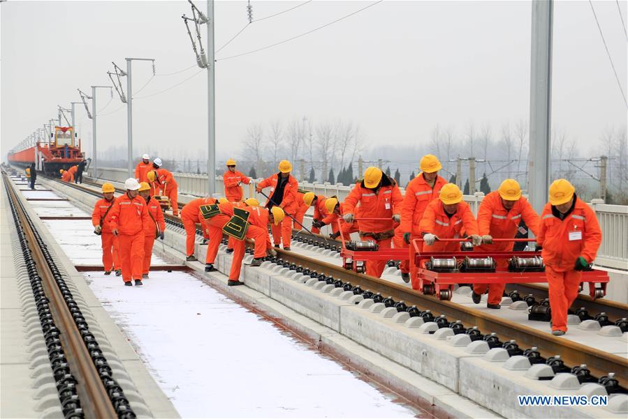 Chine : pose des rails du chemin de fer à grande vitesse Shangqiu-Hefei-Hangzhou