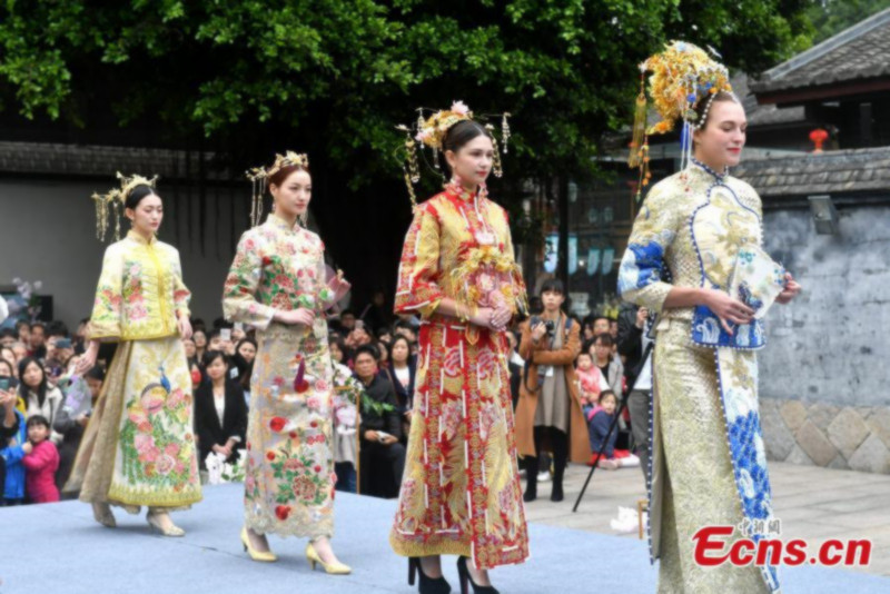 Un spectacle de robes de mariée organisé sur un site historique à Fuzhou