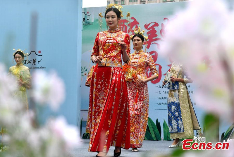 Un spectacle de robes de mariée organisé sur un site historique à Fuzhou