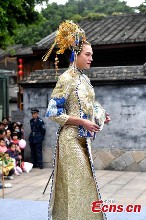 Un spectacle de robes de mariée organisé sur un site historique à Fuzhou