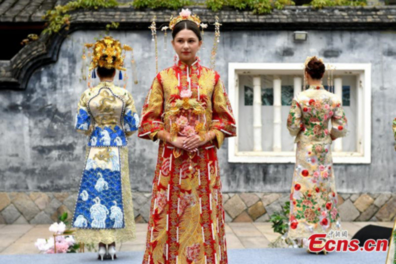 Un spectacle de robes de mariée organisé sur un site historique à Fuzhou