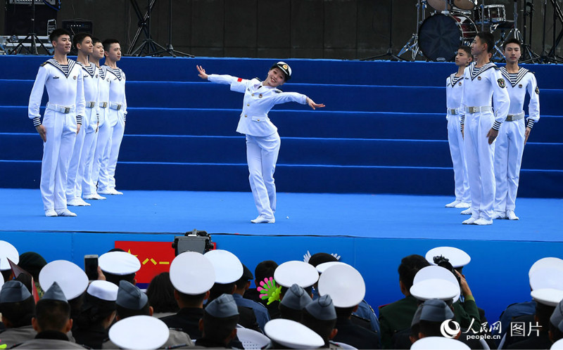 Qingdao : un spectacle conjoint de musique militaire pour célébrer le 70e anniversaire de la marine de l'APL