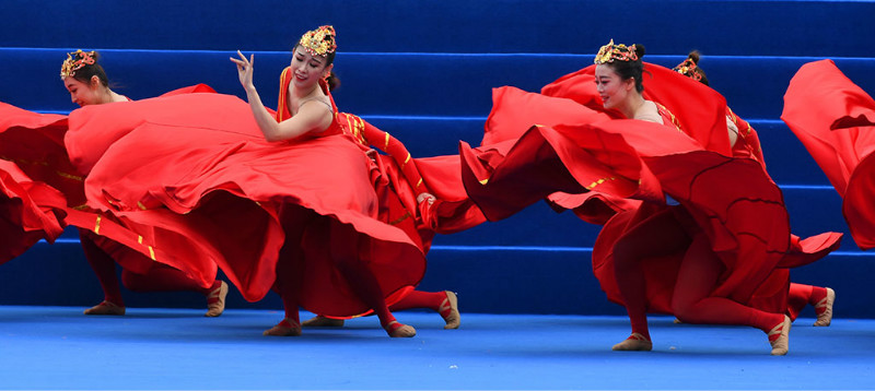 Qingdao : un spectacle conjoint de musique militaire pour célébrer le 70e anniversaire de la marine de l'APL