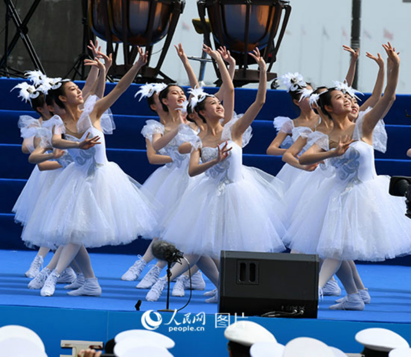 Qingdao : un spectacle conjoint de musique militaire pour célébrer le 70e anniversaire de la marine de l'APL