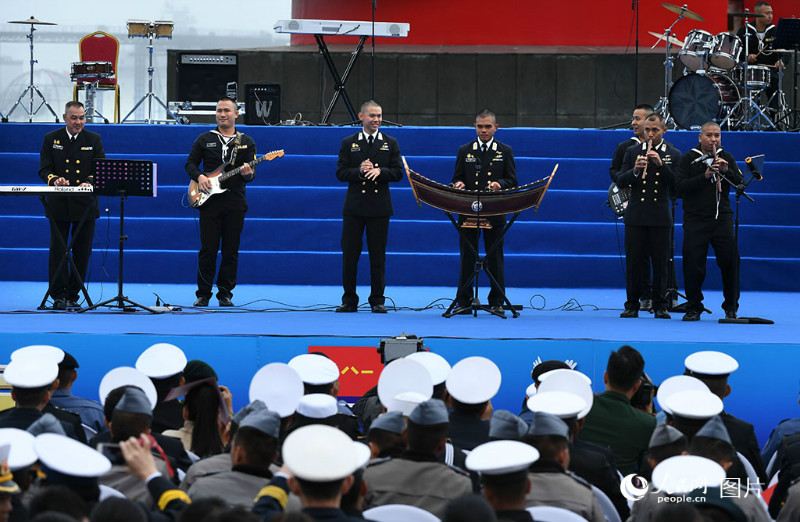 Qingdao : un spectacle conjoint de musique militaire pour célébrer le 70e anniversaire de la marine de l'APL