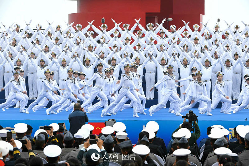 Qingdao : un spectacle conjoint de musique militaire pour célébrer le 70e anniversaire de la marine de l'APL