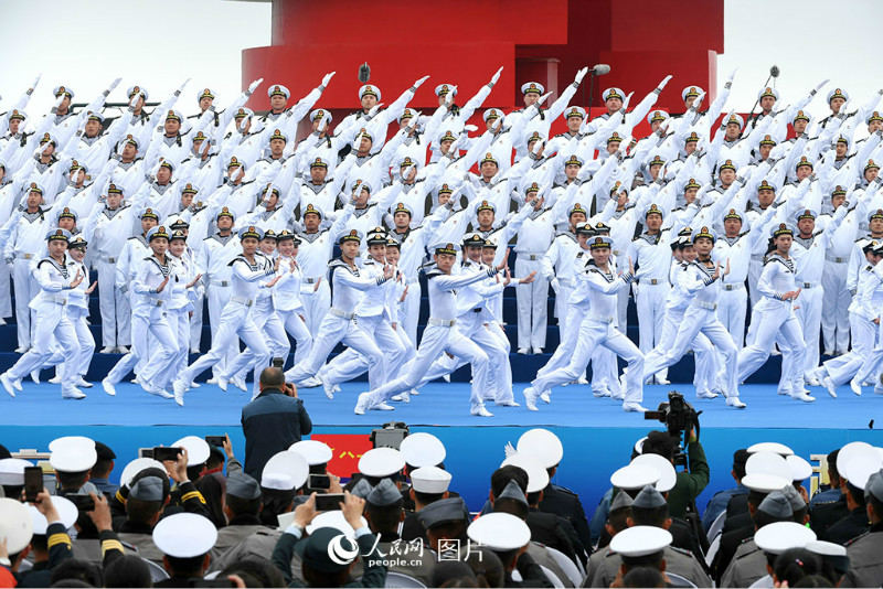 Qingdao : un spectacle conjoint de musique militaire pour célébrer le 70e anniversaire de la marine de l'APL