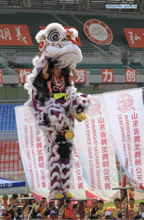 Compétition de danse du dragon et du lion à Linyi