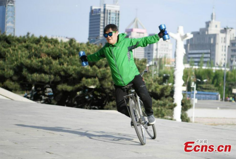 Changchun : un cascadeur en vélo montre ses talents