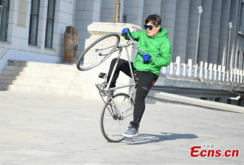 Changchun : un cascadeur en vélo montre ses talents