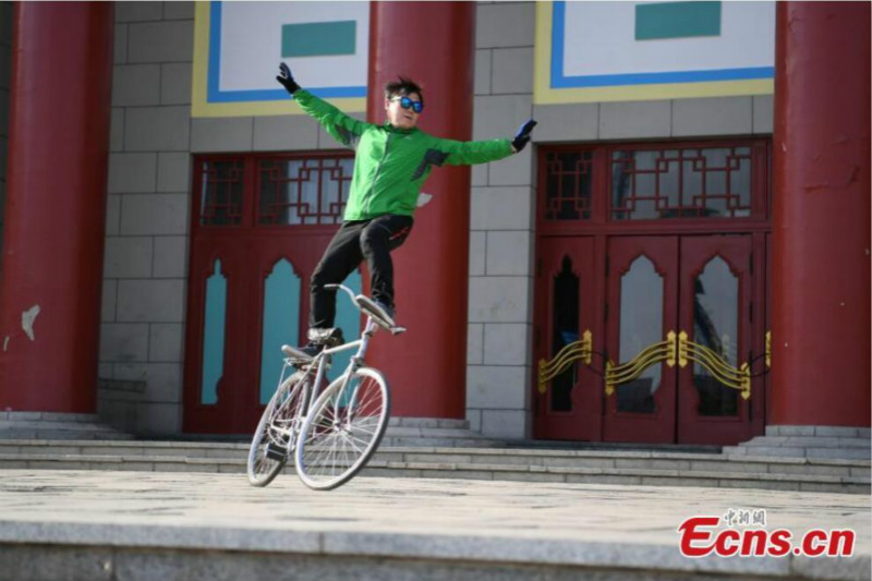 Changchun : un cascadeur en vélo montre ses talents