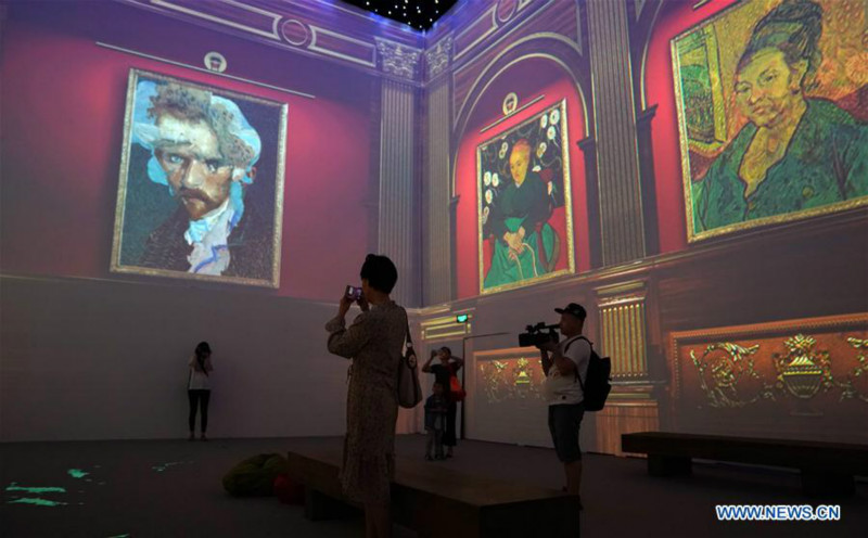 Des visiteurs plongent dans une exposition Van Gogh immersive à Beijing