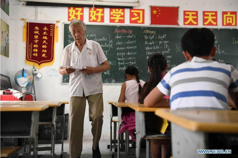 Anhui : un enseignant retraité donne des cours d'anglais gratuits à des ? enfants délaissés ?