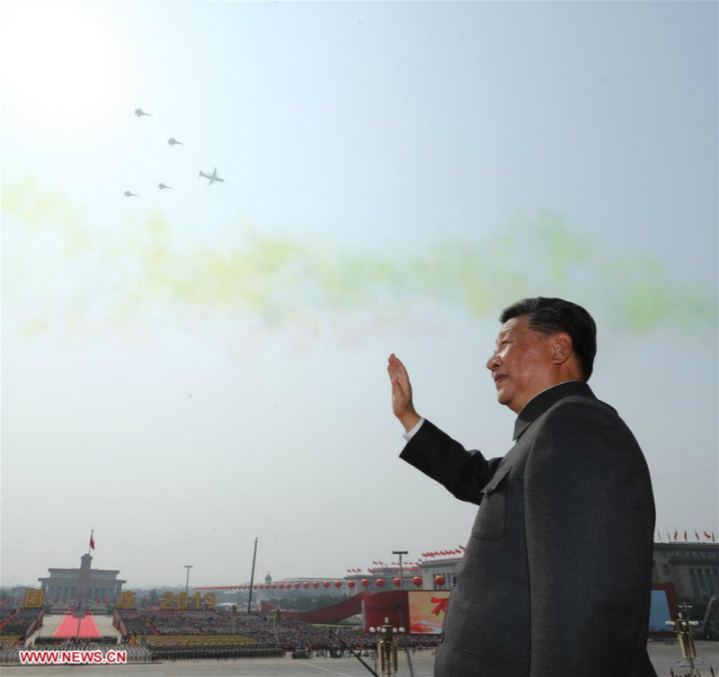 Xi Jinping passe en revue les forces armées lors de la Fête nationale