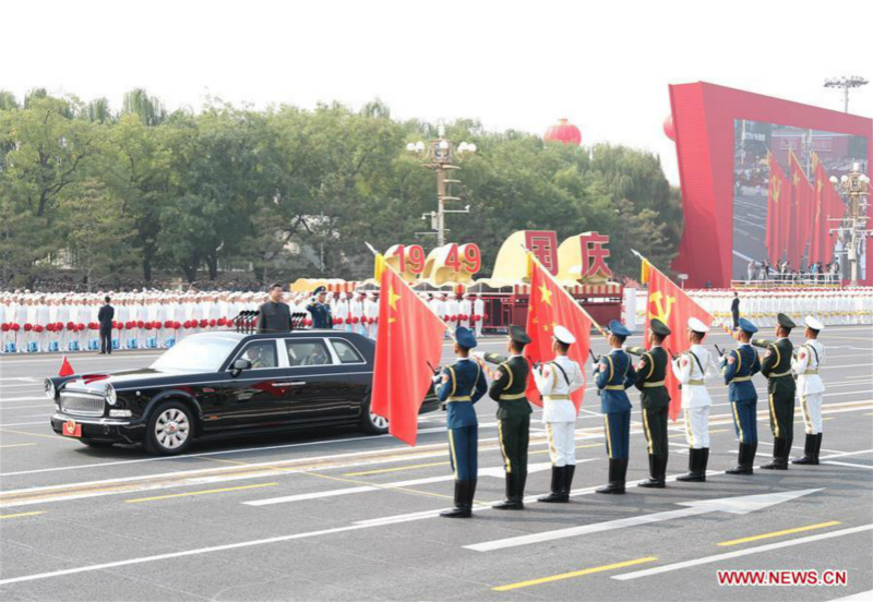 Xi Jinping passe en revue les forces armées lors de la Fête nationale