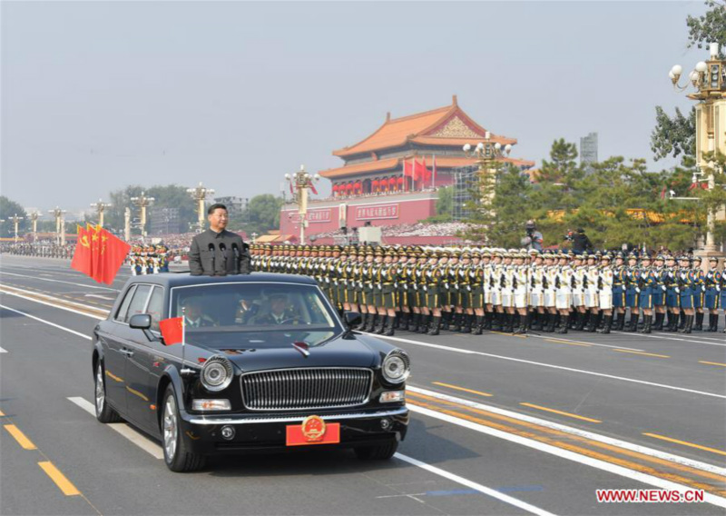 Xi Jinping passe en revue les forces armées lors de la Fête nationale