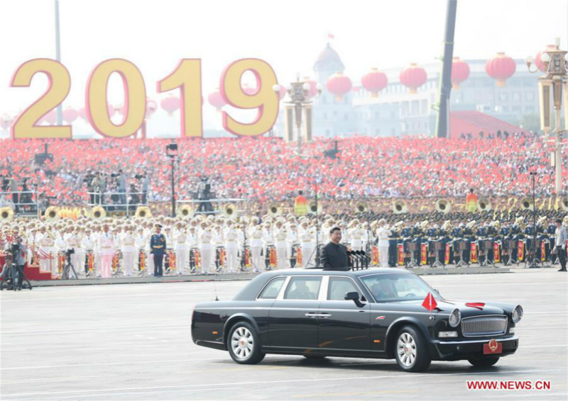 Xi Jinping passe en revue les forces armées lors de la Fête nationale