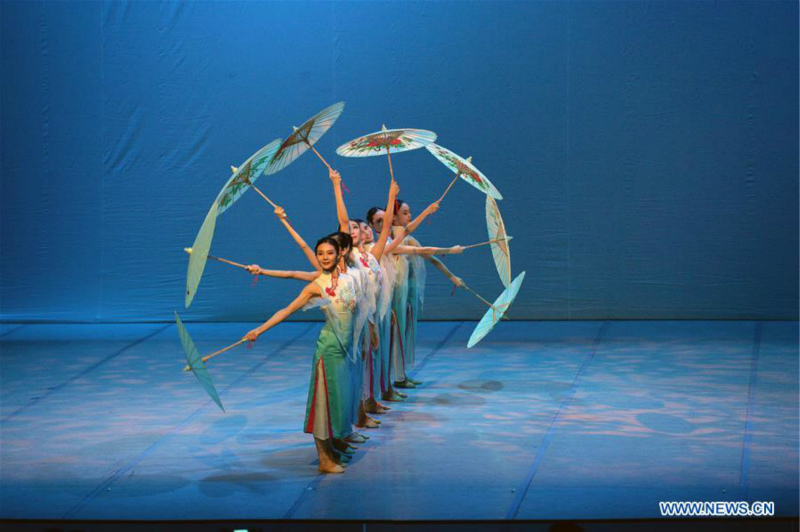 Des danseurs chinois donnent un spectacle de ballet à Ankara