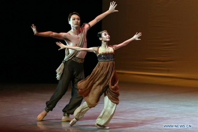 Des danseurs chinois donnent un spectacle de ballet à Ankara