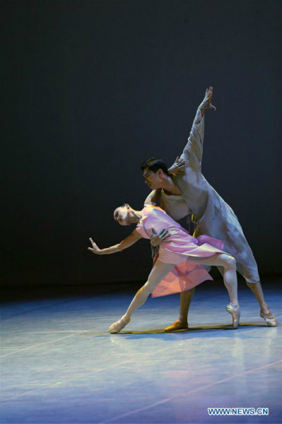 Des danseurs chinois donnent un spectacle de ballet à Ankara