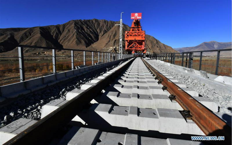 Fin des travaux de pose de rails pour un pont de 4 615 mètres de long au-dessus du Yarlung Zangbo