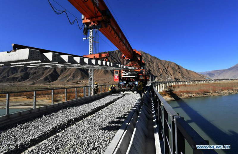 Fin des travaux de pose de rails pour un pont de 4 615 mètres de long au-dessus du Yarlung Zangbo