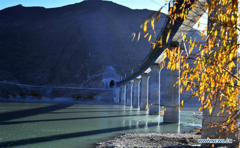 Fin des travaux de pose de rails pour un pont de 4 615 mètres de long au-dessus du Yarlung Zangbo