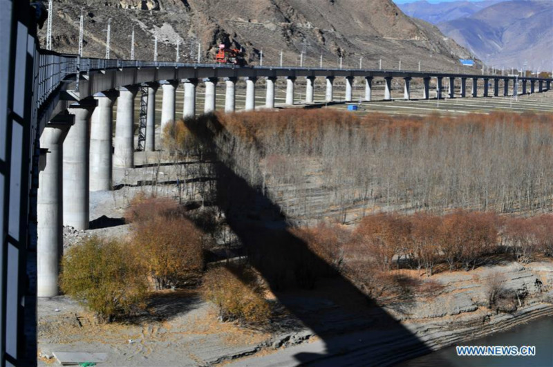 Fin des travaux de pose de rails pour un pont de 4 615 mètres de long au-dessus du Yarlung Zangbo