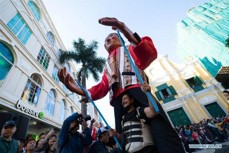 Macao : un défilé organisé pour célébrer le 20e anniversaire du retour à la mère patrie