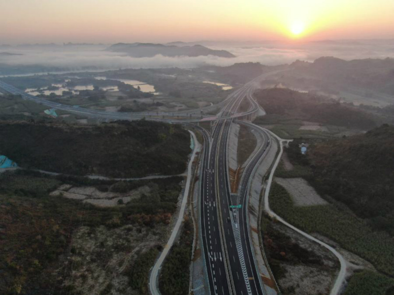 Une autoroute panoramique achevée dans le Guangxi