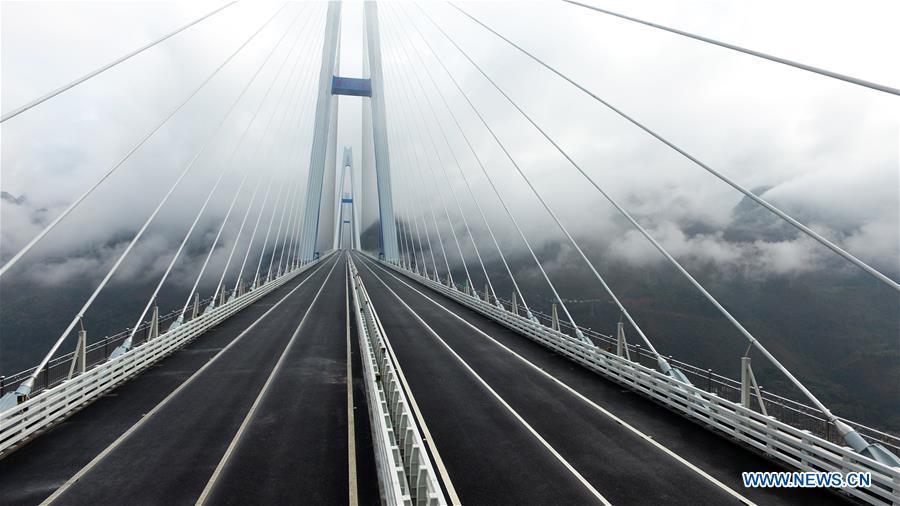 Ouverture à la circulation d'un méga-pont dans la province du Guizhou