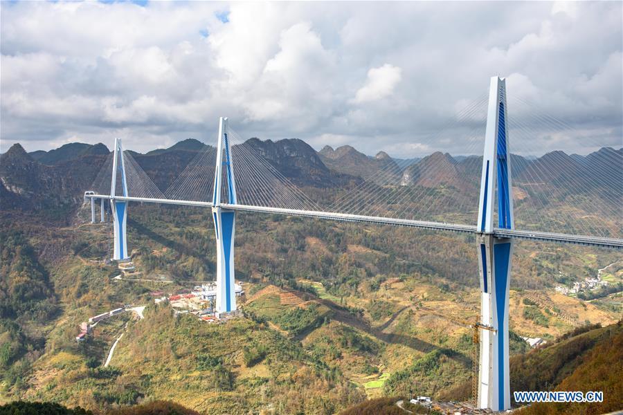 Ouverture à la circulation d'un méga-pont dans la province du Guizhou