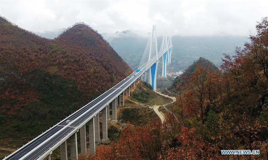 Ouverture à la circulation d'un méga-pont dans la province du Guizhou