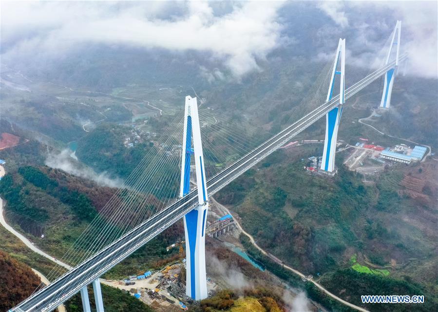 Ouverture à la circulation d'un méga-pont dans la province du Guizhou