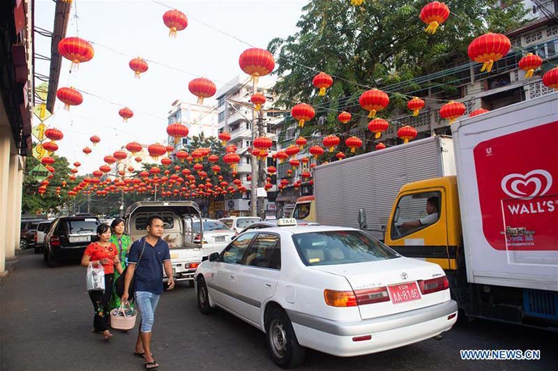 Myanmar : les achats de décorations du Nouvel An lunaire chinois à Yangon