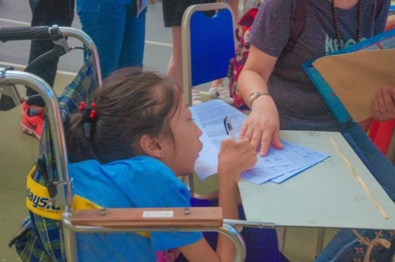 Une jeune fille en fauteuil roulant commence une nouvelle vie après son admission à l'université