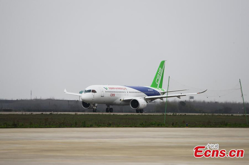 L'avion de ligne chinois C919 effectue un test de roulage