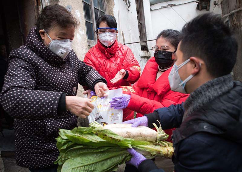 Des milliers de volontaires en première ligne de la lutte contre le coronavirus