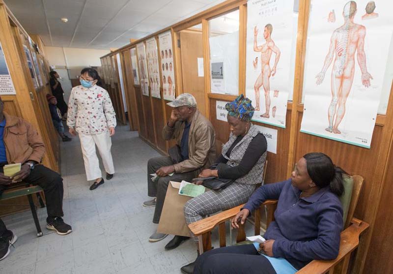 Face à l'épidémie de COVID-19, la médecine traditionnelle chinoise gagne en popularité en Afrique