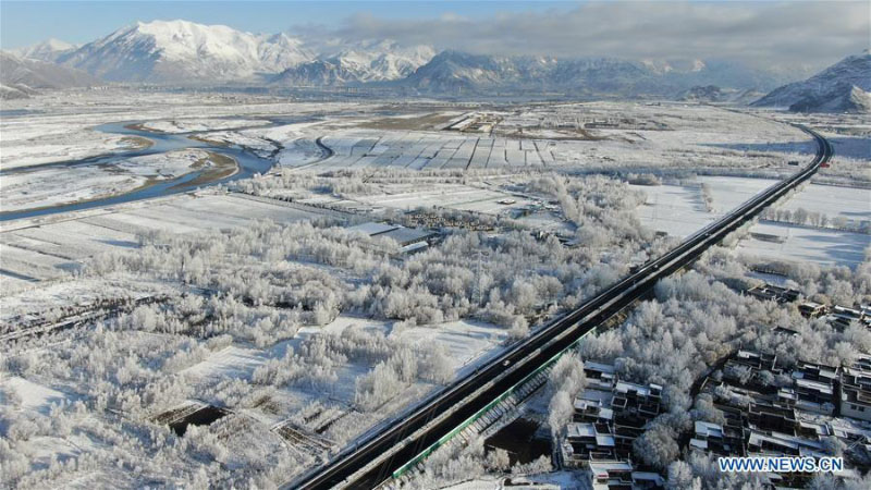 Tibet : paysages le long de la rivière Yarlung Zangbo après une chute de neige