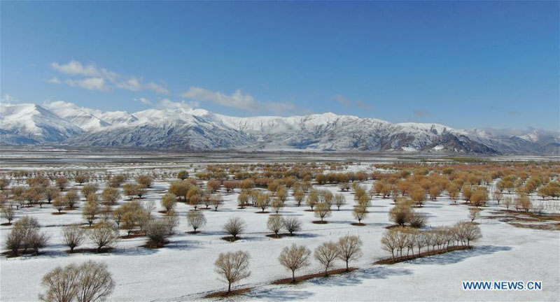 Tibet : paysages le long de la rivière Yarlung Zangbo après une chute de neige