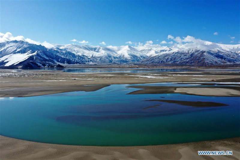 Tibet : paysages le long de la rivière Yarlung Zangbo après une chute de neige