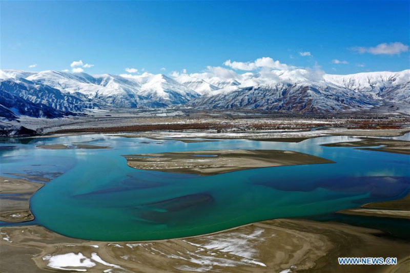 Tibet : paysages le long de la rivière Yarlung Zangbo après une chute de neige